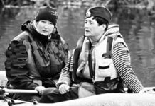Во время сплава лодка застряла под деревом